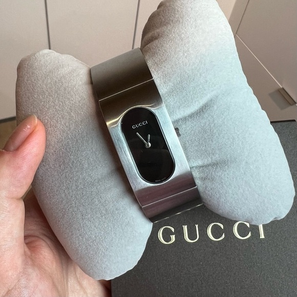Gucci Watch bangle 2400L 22mm Women's
Black X Silver Working Condition - Picture 5 of 5